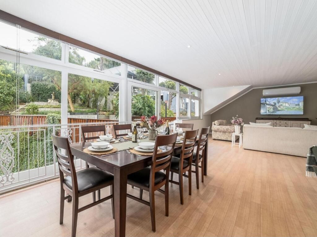 Casa de lujo, balcón, vistas al jardín | Servicio de comidas en la habitación