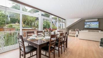 Casa de lujo, balcón, vistas al jardín | Servicio de comidas en la habitación