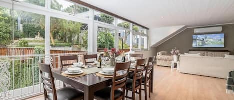 Luxury House, Balcony, Garden View | In-room dining