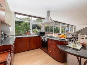 Casa de lujo, balcón, vistas al jardín | Cocina privada