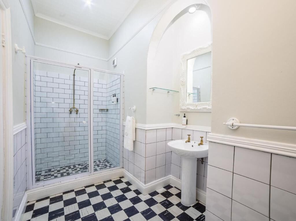 Deluxe tweepersoonskamer, uitzicht op tuin | Badkamer | Handdoeken, shampoo, toiletpapier