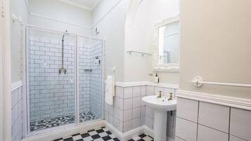Deluxe tweepersoonskamer, uitzicht op tuin | Badkamer | Handdoeken, shampoo, toiletpapier