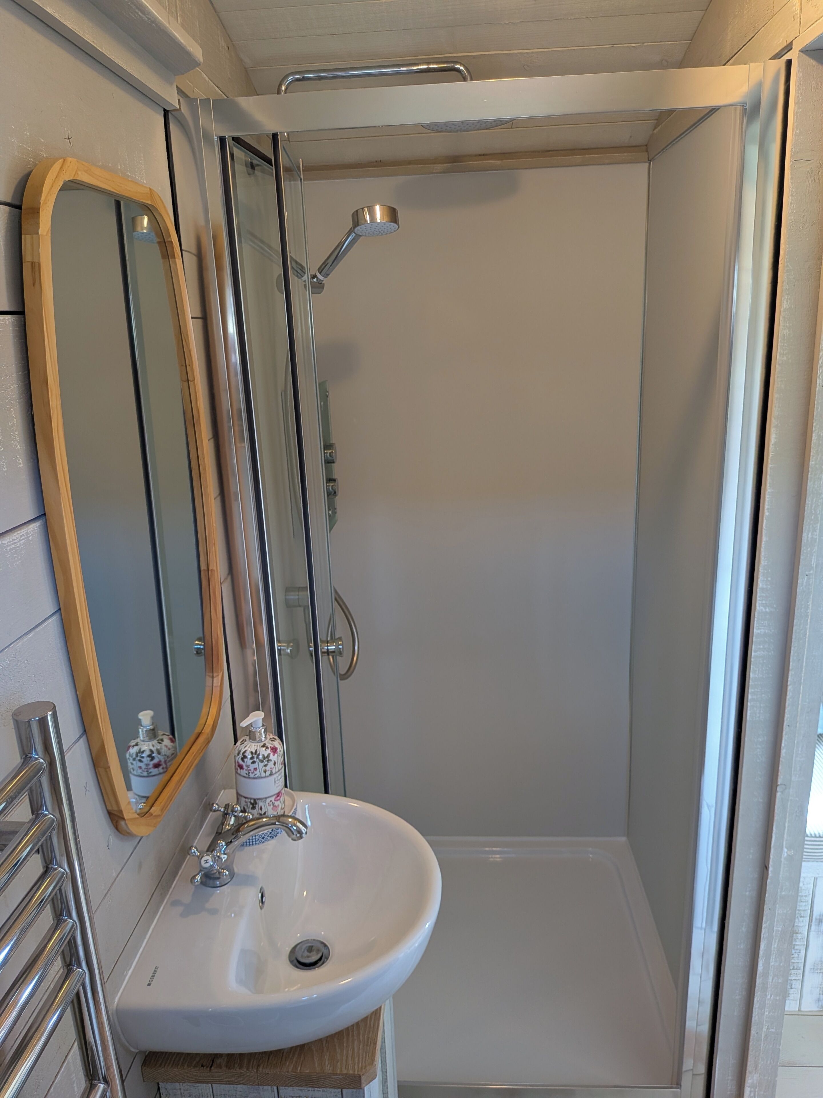 Douche, serviettes fournies, savon, shampoing