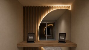 Quiosque de auto check-in de hotel com balcão de madeira e design de parede curva.