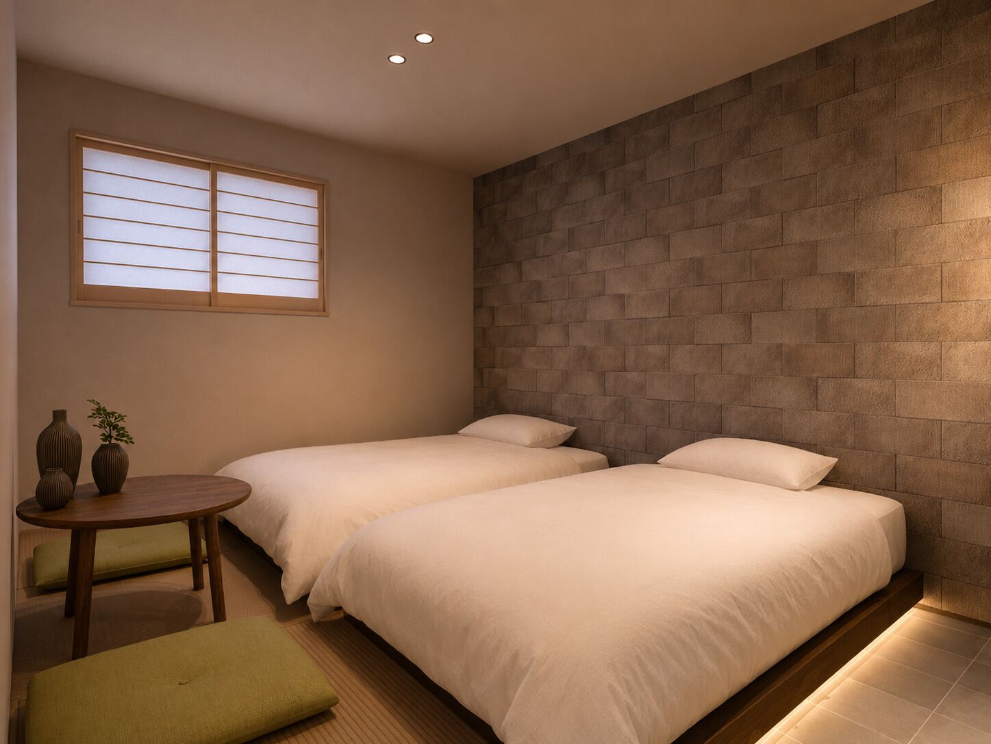 Een slaapkamer met twee bedden, een kleine tafel en een raam met zonwering.