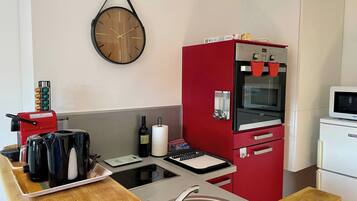 Fridge, microwave, oven, coffee/tea maker