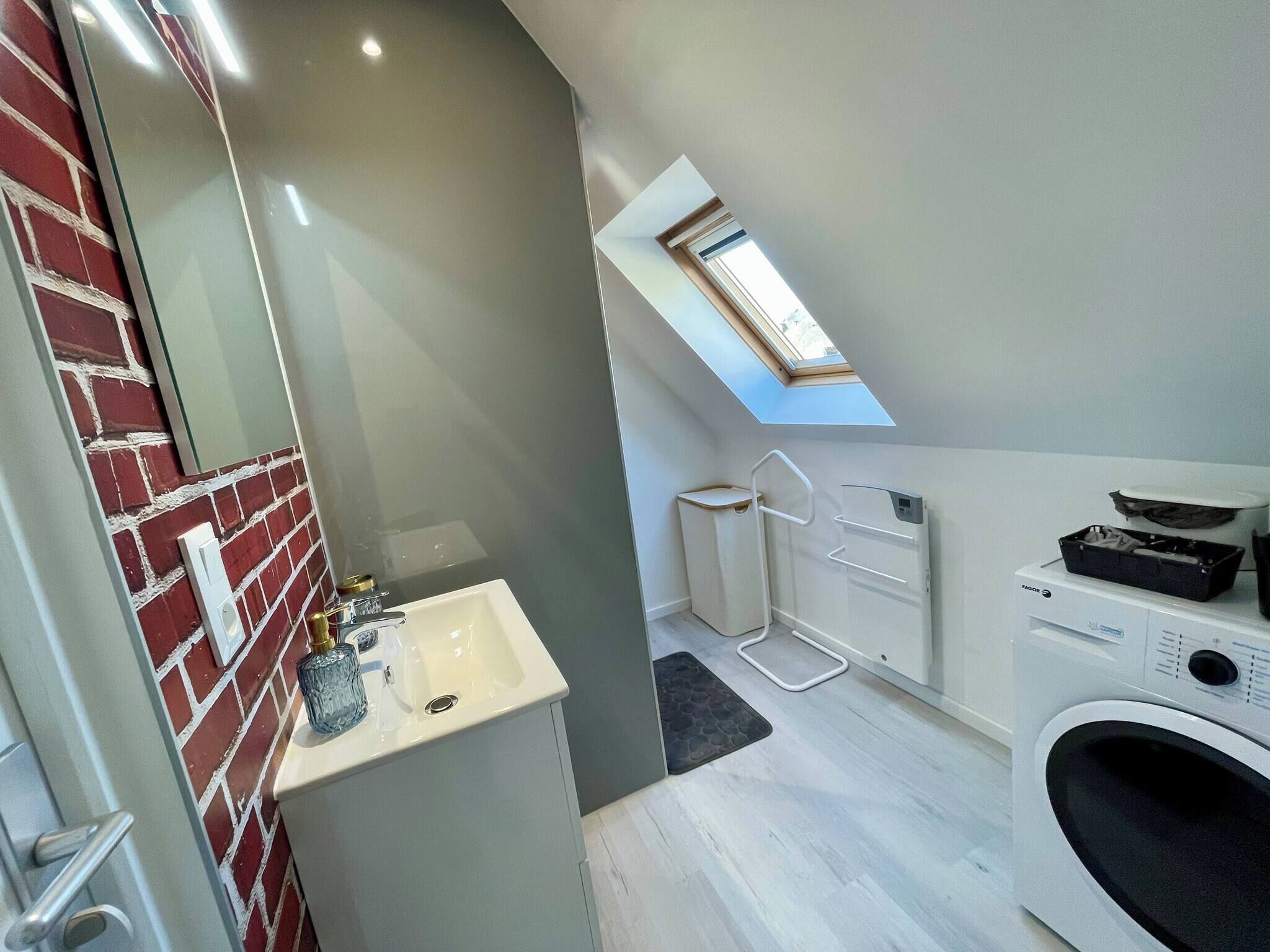 Shower, hair dryer, towels, shampoo