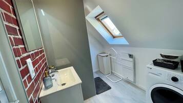 Shower, hair dryer, towels, shampoo