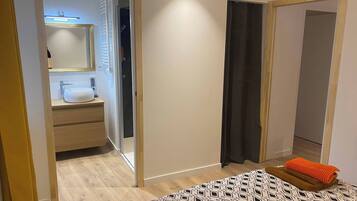 Bügeleisen/Bügelbrett, Reisekinderbett, kostenloses WLAN, Bettwäsche