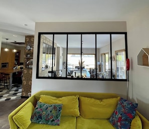 TV, books - Riverside House with Jacuzzi (Vitré)