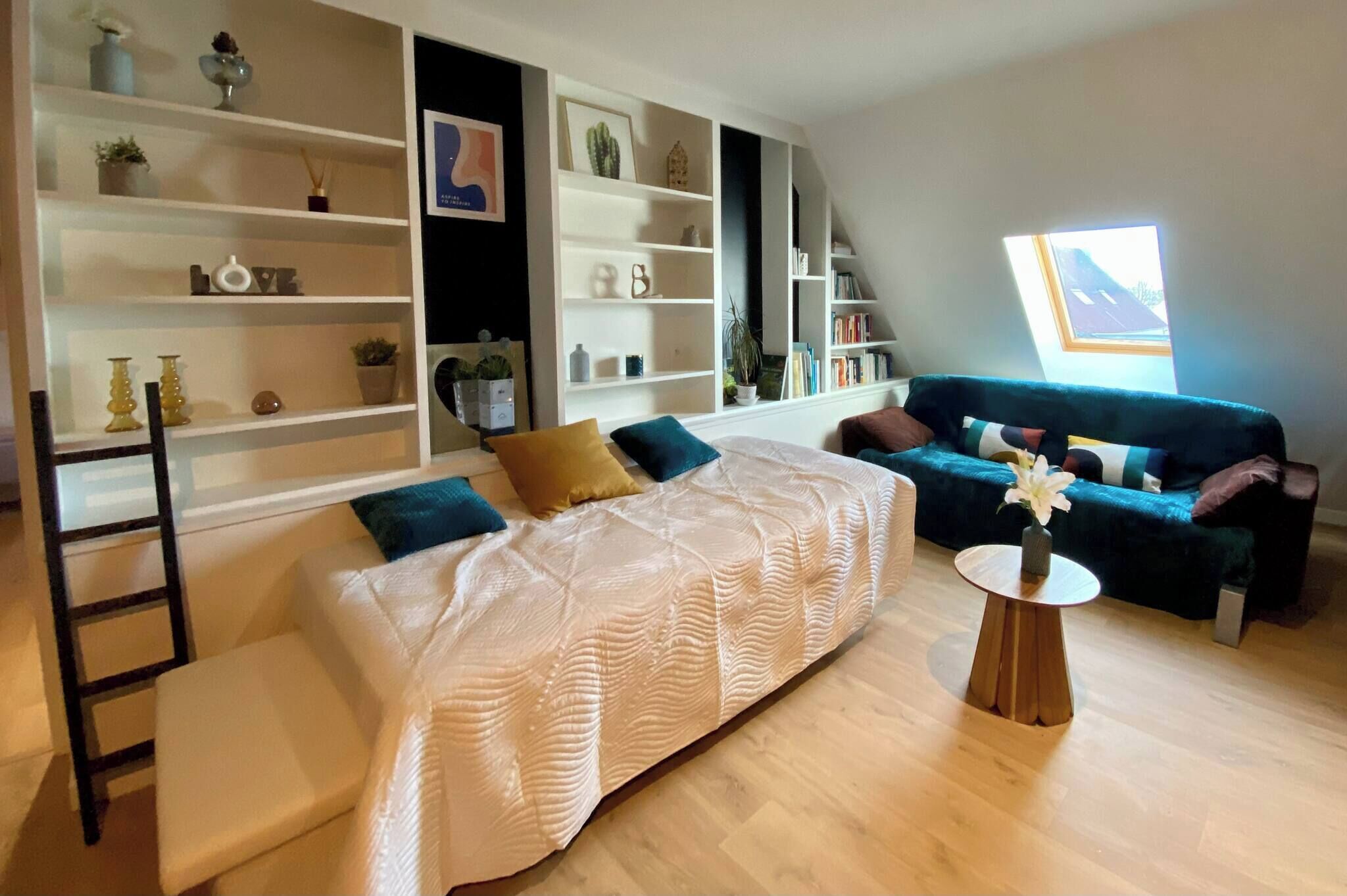 Tabla de planchar con plancha, wifi gratis, ropa de cama