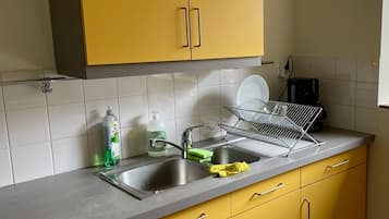 Fridge, oven, dishwasher, coffee/tea maker