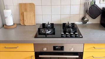 Fridge, oven, dishwasher, coffee/tea maker