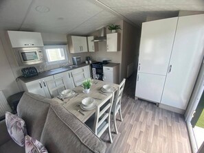Fridge, microwave, oven - Scarlet 3 Bed Caravan Sleeps 6 - Balcony (Rhyl)