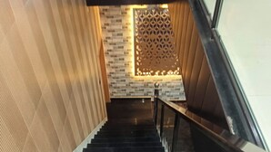 Una escalera con un panel de pared de madera y un panel decorativo en la parte inferior.