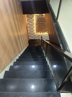 Uma escada com parede de painel de madeira e painel decorativo na base.