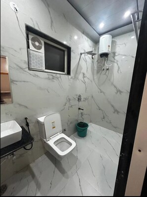 Deluxe Room, City View | Bathroom - RK Majestic Mirage (Mathura)