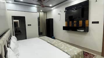 Family Room | Desk, laptop workspace, free WiFi