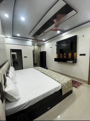 Family Room | Meja, ruang kerja komputer riba, Wi-fi percuma 