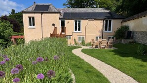 A two-story house with a gravel path leading to a wooden deck. - Artist's Studio (sleeps 2) - Piddlehinton, Dorchester, sleeps 2 guests  in 1 bedroom (Piddlehinton)