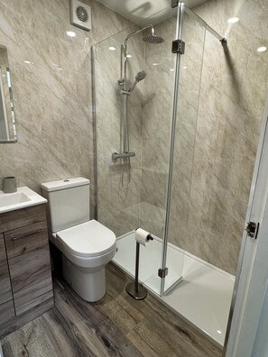 Dusche, Handtücher, Toilettenpapier