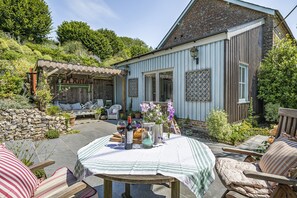 Outdoor dining - Foxearth (2) - sleeps 2 guests in 1 bedroom, Winterborne Houghton, Dorset (Blandford Forum)