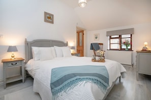 Iron/ironing board, travel cot, WiFi, bed sheets - Chantry Cottage (4) - sleeps 4 guests  in 2 bedrooms, Beaminster, Dorset (Chard, Beaminster)