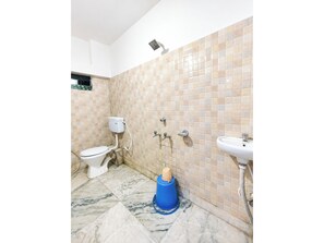 تجهيزات دش، خف للقدمين، صابون، شامبو