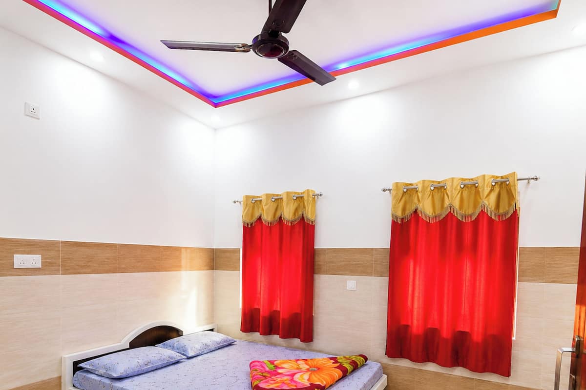 Hypo-allergenic bedding, desk, soundproofing, free WiFi