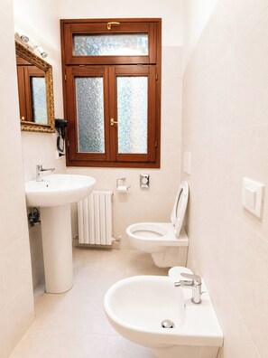Room, 1 Bedroom, City View | Bathroom - Room-rialto Room on the Rialto Bridge (Venice)