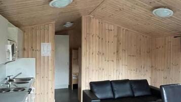 Stuga Standard - utsikt mot trädgården | Interiör