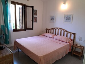 Iron/ironing board, bed sheets
