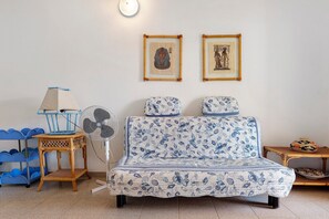 TV - Holiday Home 'Gli Oleandri' with Private Terrace and Garden (San Teodoro)