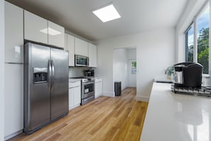 Frigorífico, microondas, horno y placa de cocina