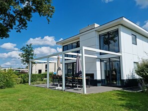A modern two-story house with a covered patio area. - Cube Magnifique 10 (Nijkerk)