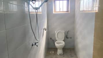 Ducha, secador de pelo, toallas, jabón