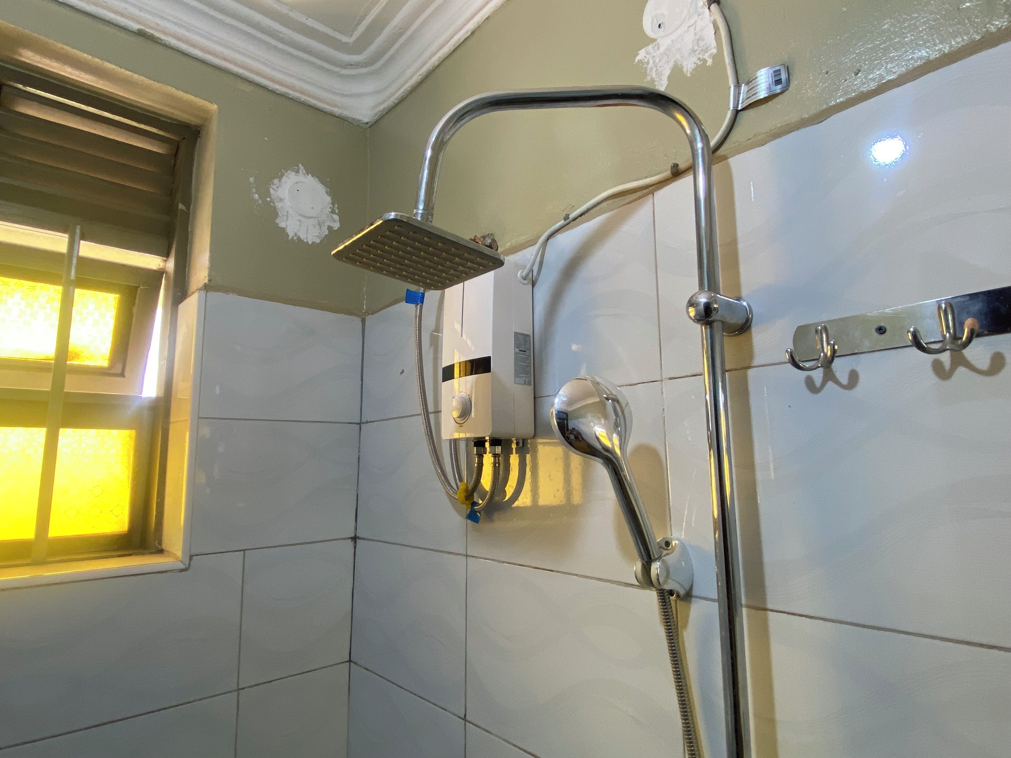 Ducha, secador de pelo, toallas, jabón