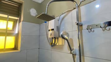 Ducha, secador de pelo, toallas, jabón