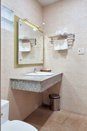 Deluxe Double Room | Bathroom - Klei Buon Ma Thuot City Centre (Buon Ma Thuot)