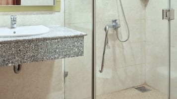 Deluxe-værelse med 2 enkeltsenge | Badeværelse | Bruser, gratis toiletartikler, hårtørrer, håndklæder