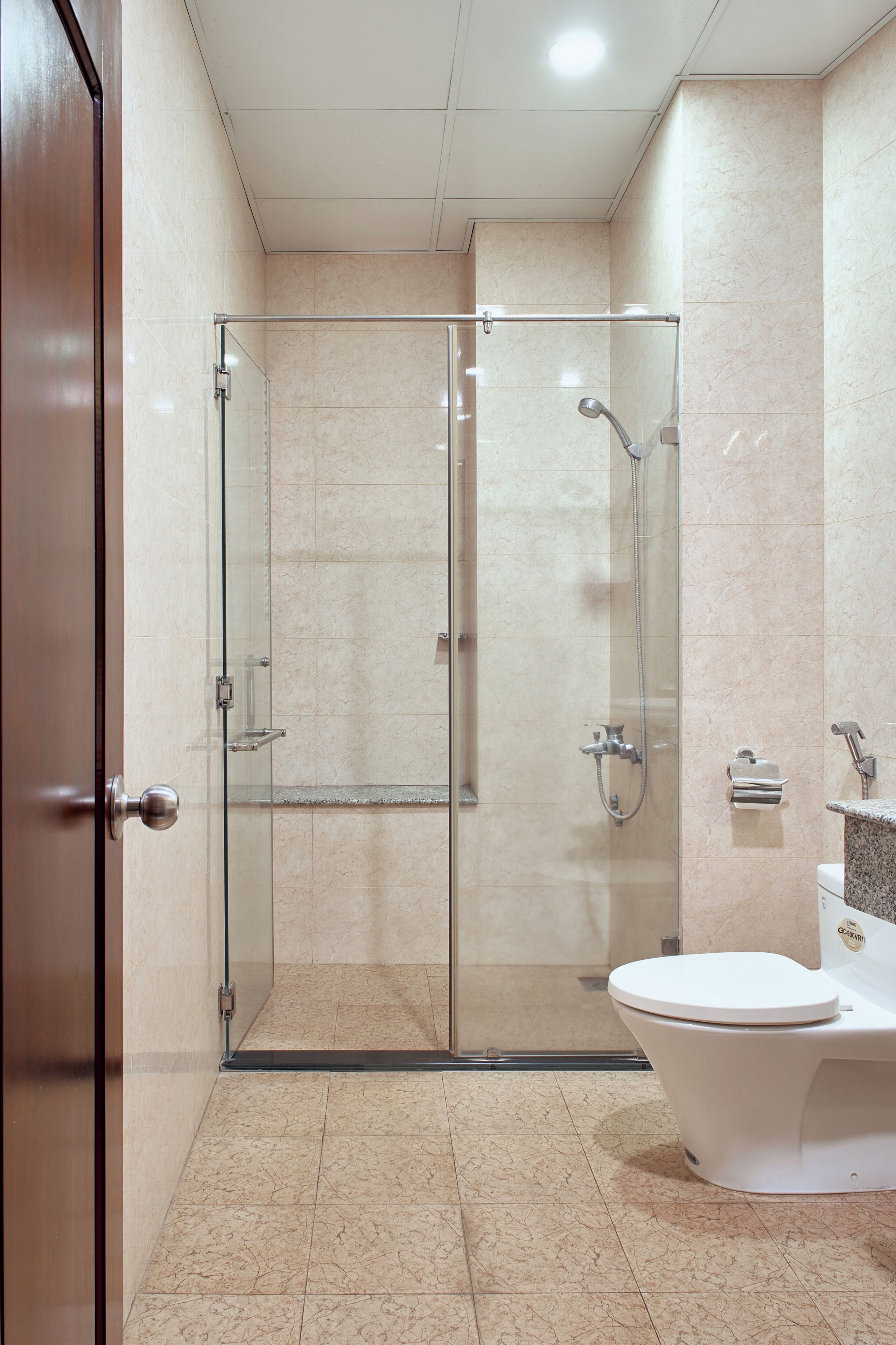 Habitación Deluxe doble | Baño | Ducha, artículos de higiene personal gratuitos y secador de pelo