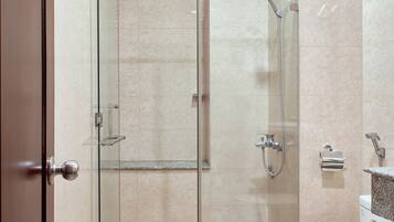 Habitación Deluxe doble | Baño | Ducha, artículos de higiene personal gratuitos y secador de pelo