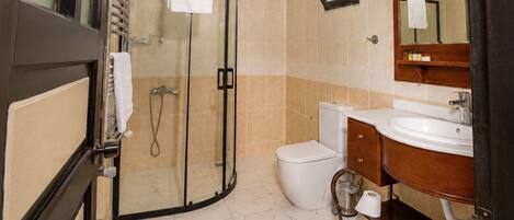 Douche, articles de toilette gratuits, sèche-cheveux, chaussons