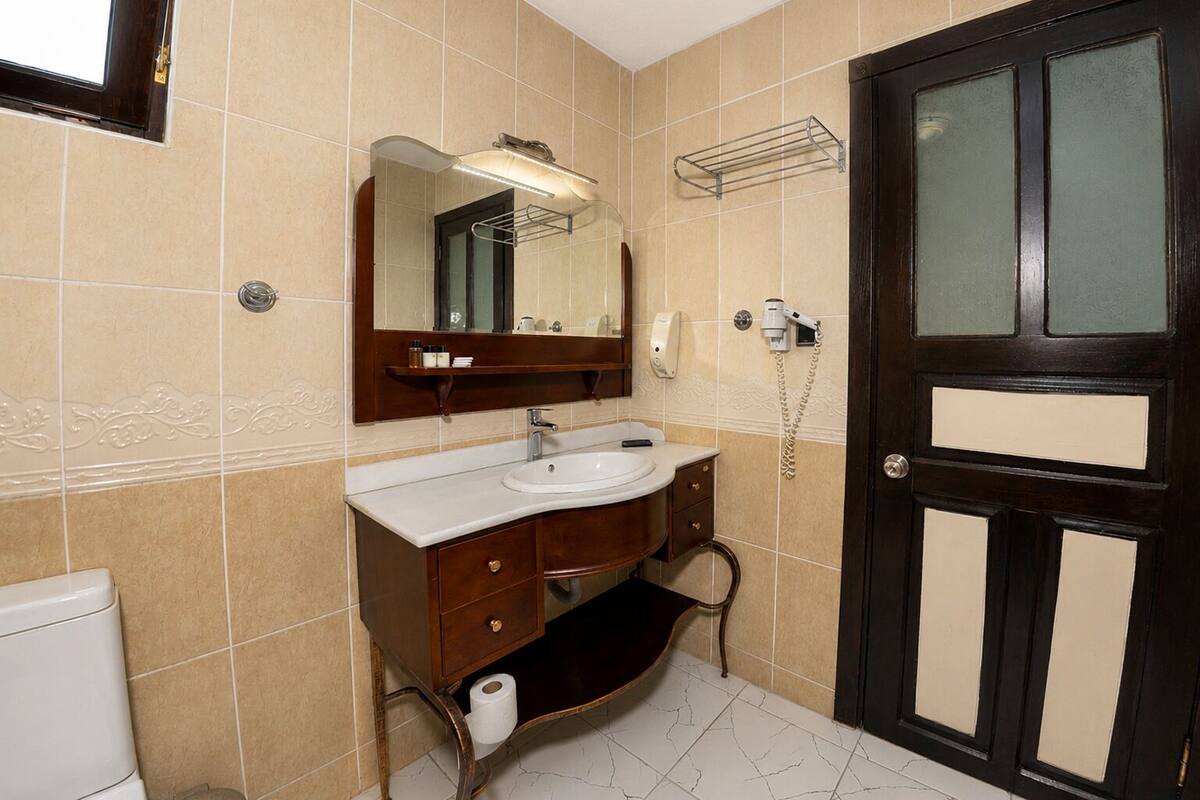 ميني بار ومكتب ومساحة عمل للكمبيوتر المحمول وواي فاي مجانًا