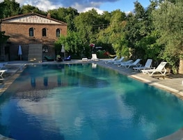 Una piscina al aire libre de temporada