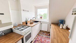 Wasserkocher mit Kaffee-/Teezubehör, Kühlschrank, Ofen, Herdplatte