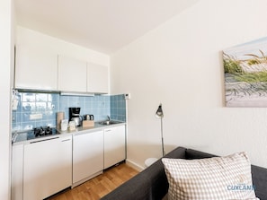 Fridge, stovetop, coffee/tea maker, toaster - Haus Nautic, Apartment 302, Apartment with Ocean View (Cuxhaven)