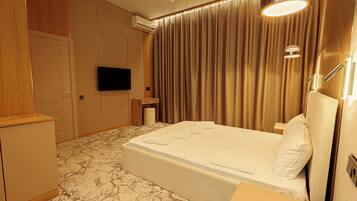 In-room safe, laptop workspace, iron/ironing board, free WiFi