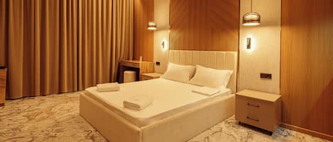 Comfort-Doppelzimmer, Stadtblick | Zimmersafe, laptopgeeigneter Arbeitsplatz, Bügeleisen/Bügelbrett