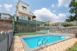 Outdoor pool - Ansh Villa Luxury 4-BHK Pet-friendly (Jambrung)